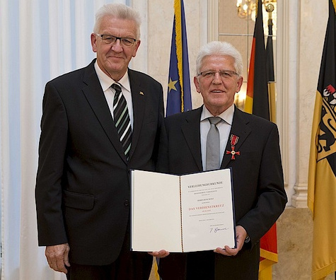 Heinz Wolf (r.) von der terre des hommes-Gruppe Murgtal/Mittelbaden erhielt von Winfried Kretschmann das Bundesverdienstkreuz