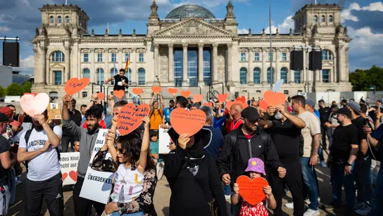 Foto: Gemeinsame Demonstration zum Familiennachzug am 26. Juni vor dem Bundestag (Foto: Santiago Rodriguez)