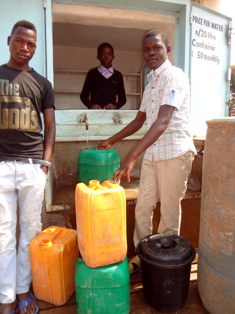 Caleb kauft Wasser in einem Kanister. In der Gemeinde gibt es kein fließendes Wasser.
