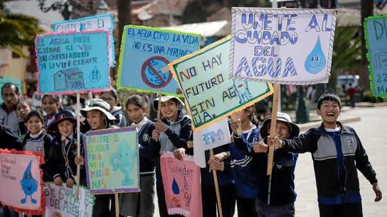 Einige Kinder halten Schilder in die Luft