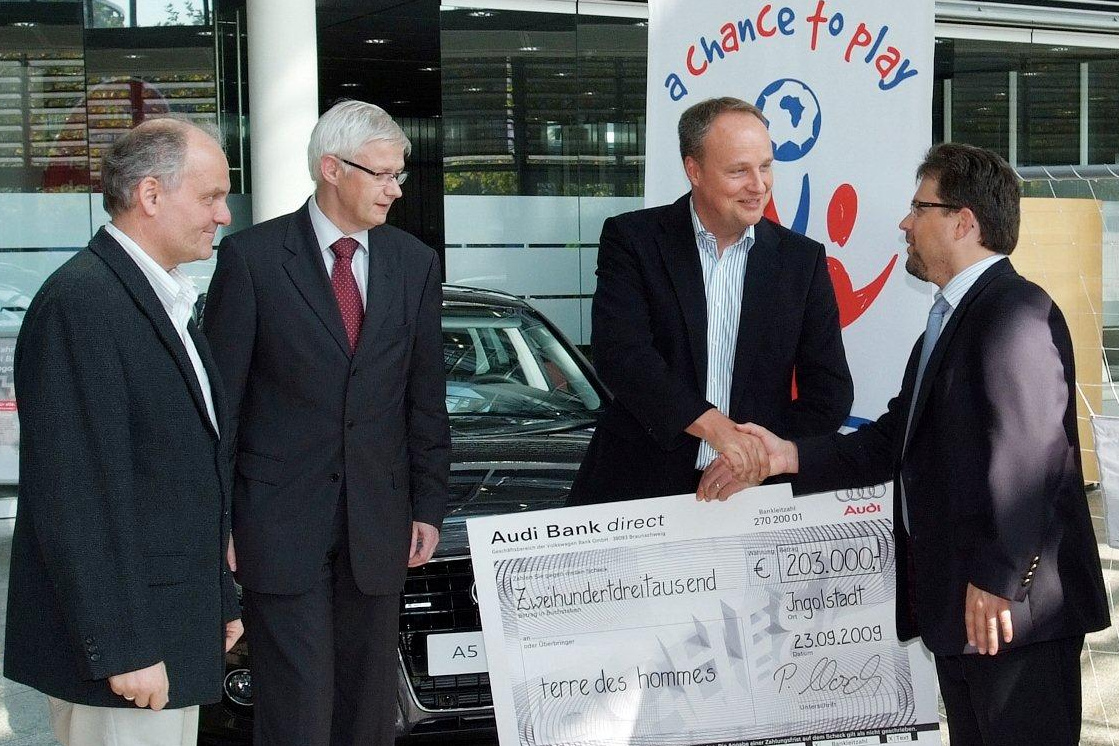... und nimmt bei der Audi AG eine Spende für terre des hommes entgegen.