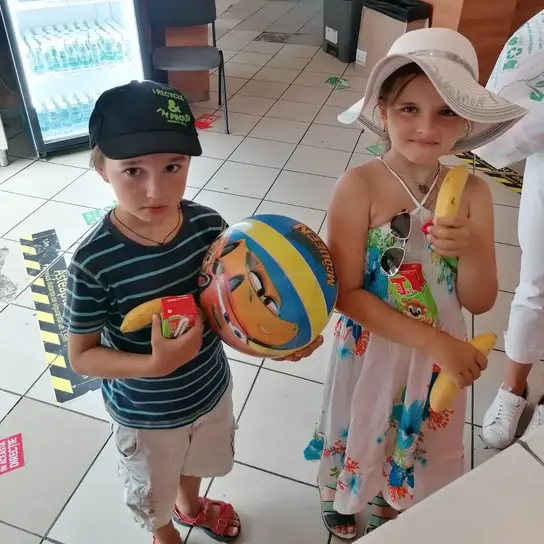 Rumania/Bucarest: comidas y juguetes para niños refugiados en Gara de Nord.