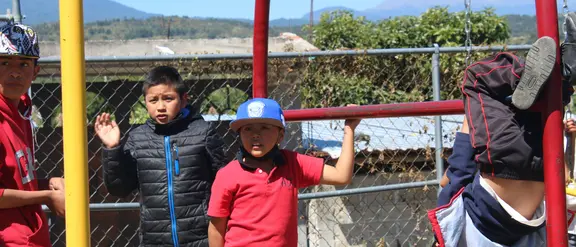Kinder auf einem Spielplatz