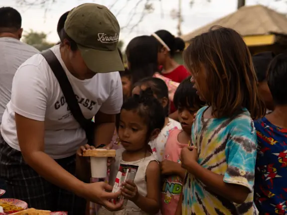 En Filipinas, se está proporcionando comida y bebida a los niños.