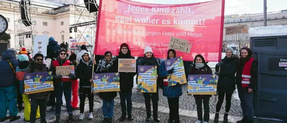 Das Bild zeigt Terre des Hommes Aktive und Mitarbeiter*innen bei der Hand in Hand Demo in Berlin im Februar 2025