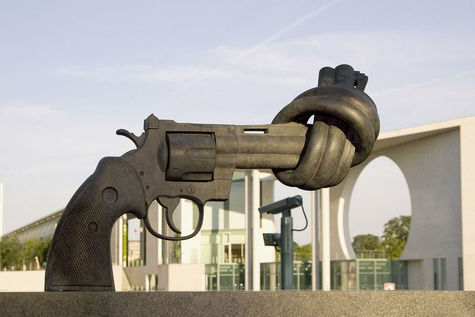 Verknoteter Revolver: Unverdientes Friedenssymbol - Kampagne der Aktion Aufschrei mit terre des hommes gegen Waffenexporte