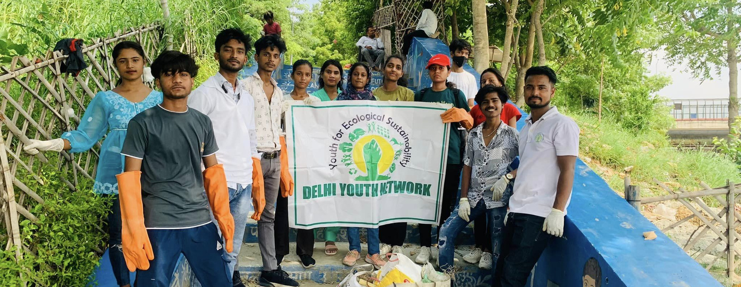 Mitglieder des Delhi Youth Network bei einer Clean-Up-Aktion am Fluss Yamuna, August 2023