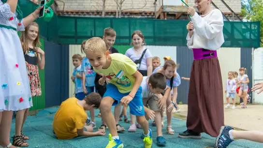 Spielen, toben, malen und basteln: In traumatherapeutischen Sitzungen, Spielstunden und Freizeit-Camps von Libereco gehört das selbstverständlich dazu.