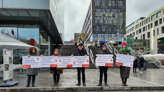 Terre des Hommes-Ehrenamtliche setzten in Stuttgart ein Zeichen gegen Kriegsverbrechen und für Frieden.