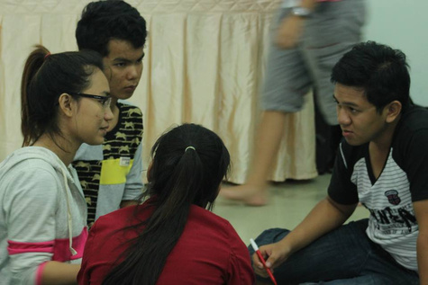 Vietnamesische und kambodschanische Jugendliche im Gespräch
