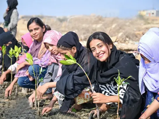 Mujeres jóvenes en un evento de plantación
