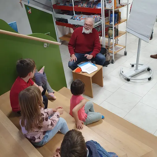 Uwe Herrmann von Terre des Hommes Penzberg erzählt Märchen und informiert über Kinderrechte