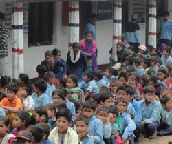 Kinder vor der neuerrichteten Schule in Mahalmudi