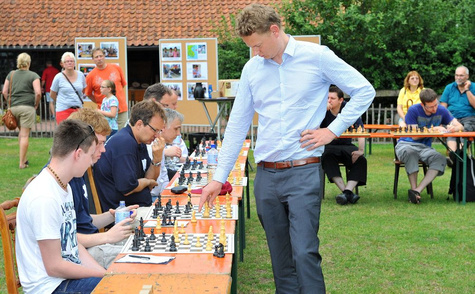 Großmeister Jan Gustafsson bekam es simultan mit 30 Schachspielerinnen und -spielern jeder Leistungsklasse zu tun