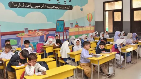 Schule statt Schuften: Terre des Hommes-Partnerorganisationen in Karatschi sorgen dafür, dass dort mehr Kinder zur Schule gehen können.