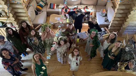 Luft holen, neue Kraft aufbauen: Im Projekt »Help the Helpers« von Terre des Hommes und Libereco erhalten die Helfenden selbst traumasensible Hilfe. Sie arbeiten mit Somatic-Experiencing- und Cranio-Sacral-Therapie, sie weben, zeichnen, gehen wandern oder schwimmen, reflektieren im Gespräch oder im gemeinsamen Schweigen.