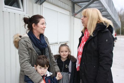 Blerina mit ihren Kindern im Gespräch mit Andrea Schreiber