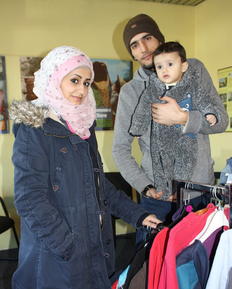 Mohammed und seine kleine Familie im Kleidermarkt in Achim (c) Michaela Ludwig