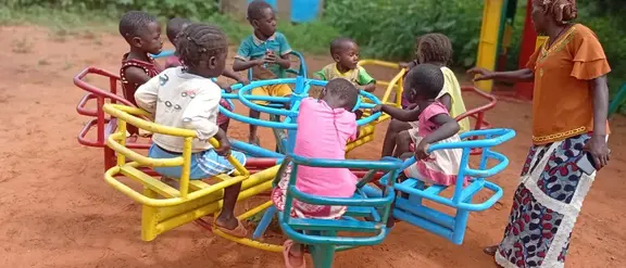 Niños en el patio de recreo