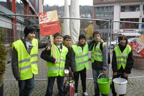 Straßenkind-Aktionstag in Calw: Der Autoscheiben-Reinigungs-Trupp