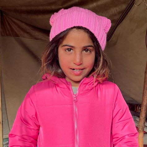 Esma ist eines der Mädchen, die dank Kirkayak Kültür eine Schule besuchen können. Hier steht sie in einem Zelt, in dem ihre Familie nach dem Erdbeben untergekommen ist. (Foto: Kirkayak Kültür)
