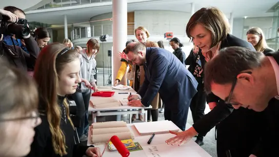 Auch im Bundestag gaben die Abgeordneten...