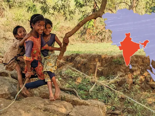 Tres niños y un mapa de la India en la esquina superior derecha