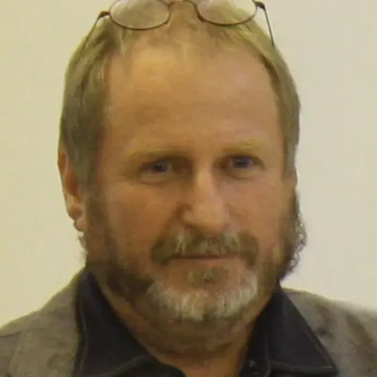 Peter Lohest Portrait mit Brille auf dem Kopf. 