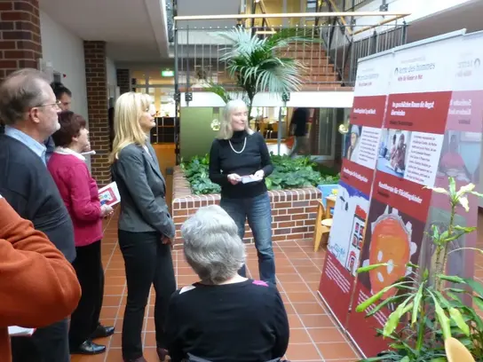 Besucher*innen der Ausstellung bei einer Führung