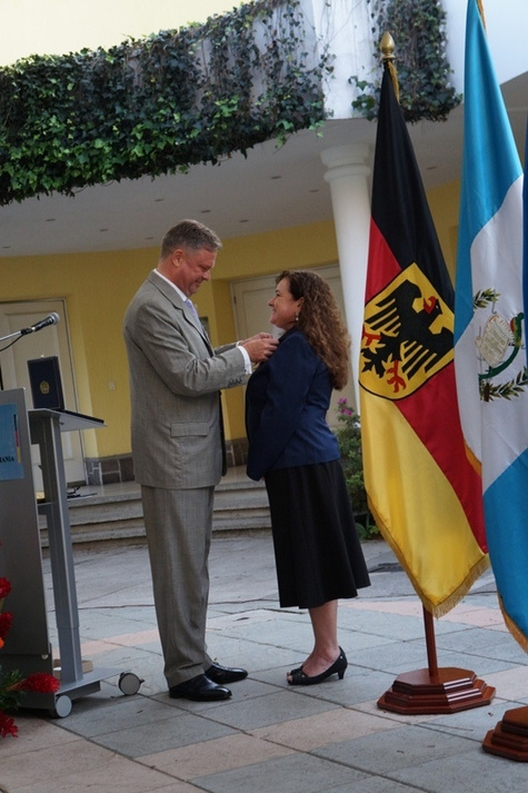 Dr. Claudia Paz y Paz erhält von Botschafter Matthias Sonn das Große Verdienstkreuz