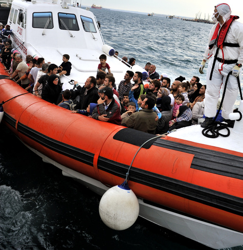 In Sicherheit: Flüchtlinge auf einem Rettungsboot der italienischen Marine