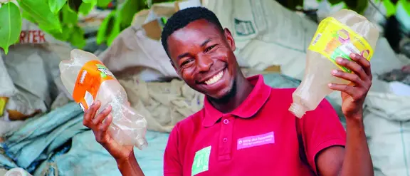 Sambia: Los jóvenes recolectan basura para reciclarla en el proyecto &quot;Trash4cash&quot;. 