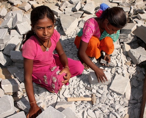 Mädchen in einem indischen Steinbruch