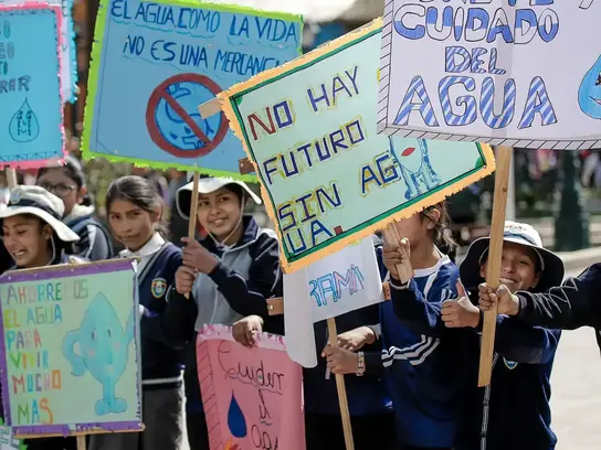 Los niños se manifiestan por agua potable