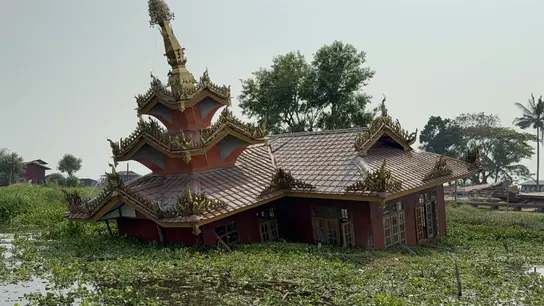 Zerstörtes Gebäude am Inle-See