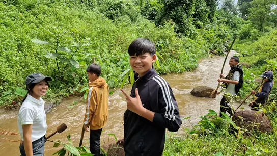 Wenn Naturschutz Spaß macht: Mitglieder des Umweltteams bei der Bambus-Pflanzaktion