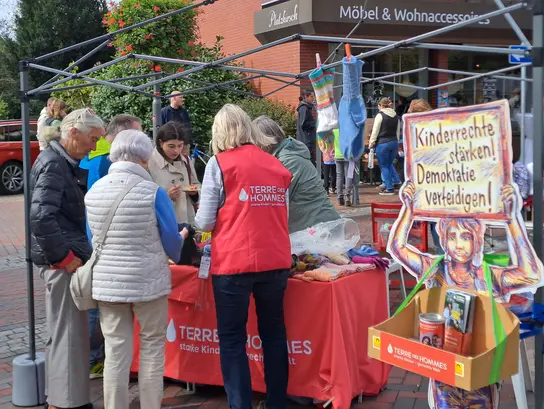 Menschen am Aktionsstand