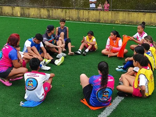 Kinder sitzen in einem Kreis auf dem Boden