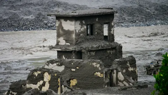 Zerstörtes Haus in Nepal nach der Sturzflut.