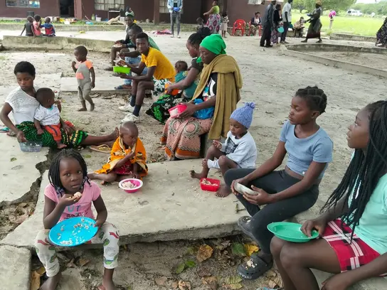 Kinder in einem Auffanglager für Opfer der Überschwemmungen