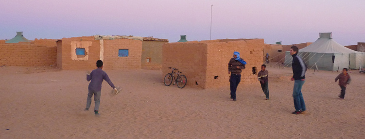 Kinder spielen Fußball im Flüchtlingslager Smara in der algerischen Wüste