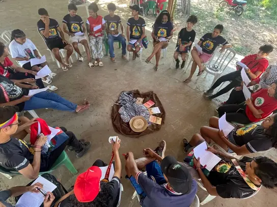 Eine Gruppenarbeits- und Lesestunde an einer Schule im Amazonasgebiet. (Marabá, Brasilien)