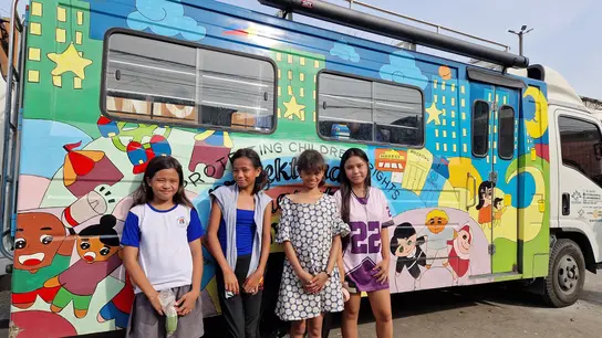 Angel, Christine und Twinkle aus »Happy Land«, hier mit Jugendbotschafterin Rena (v.l.) vor dem Beratungsbus von Bahay Tuluyan.