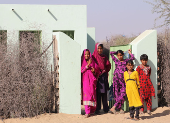 Mädchen vor dem Eingang der renovierten Schule in Tharparkar
