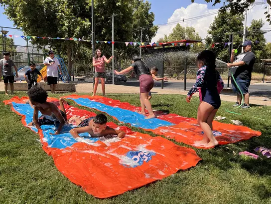 Sommeraktion in einem Armenviertel von Santiago: Neben Politikbeeinflussung kümmert sich La Caleta auch um Freizeispaß für Kinder