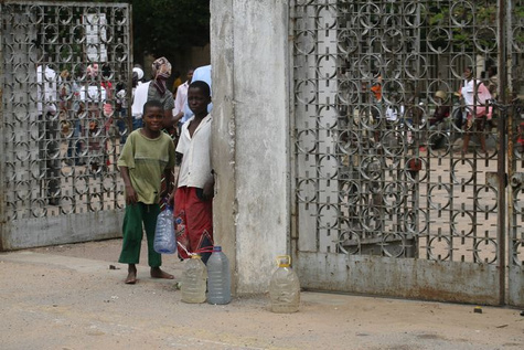Kinderarbeit in Mosambik: Warten auf Kunden vor dem Friedhof - (c) C. Kovermann/terre des hommes