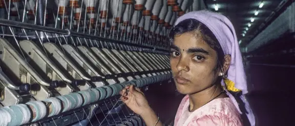 Indien: Mädchen an der Spinnmaschine. Foto: J. Böthling