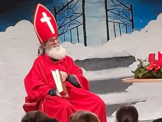 Der Nikolaus beim Besuch in der Schule