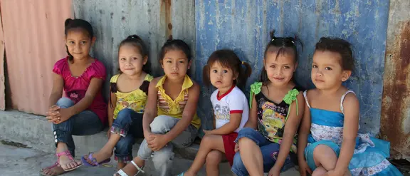 Seis niños se sientan en la serie, socio de la compañía Aerticket