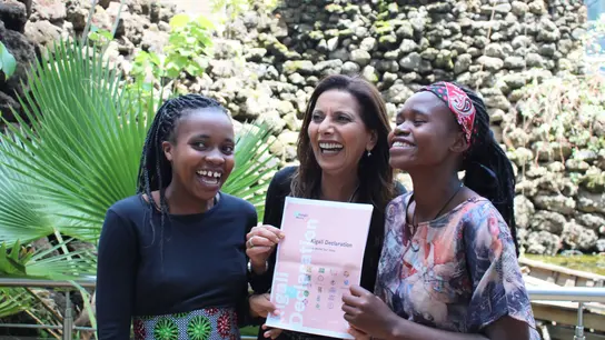 | © Terre des Hommes/ Kinderothilfe African Children Summit: entrega de fenilo a los representantes especiales de la ONU para la violencia contra los niños, la Dra. Najat Maalla M'Jid